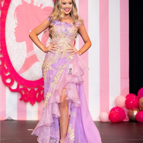 Lavender gown,custom-made,side slit and, train, off shoulder with a zipper. - Picture 5 of 9